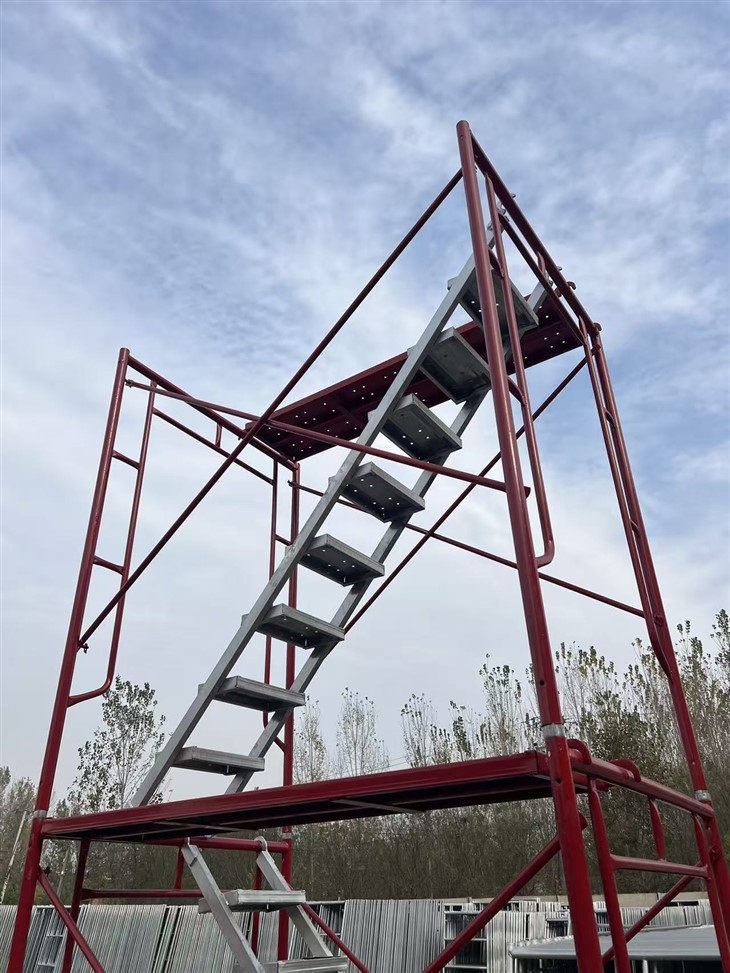 אבזרי טפסות ואביזרי פיגומים